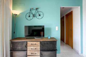 Μια τηλεόραση ή/και κέντρο ψυχαγωγίας στο Apartamento BellaMar Grau-Playa Gandia
