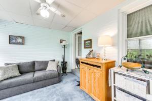 ein Wohnzimmer mit einem Sofa und einem Fenster in der Unterkunft Charming West Mifflin House - 3 Mi to Kennywood! in West Mifflin