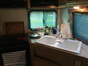 eine Küche mit einer Spüle und einer Arbeitsplatte in der Unterkunft Shady Acre RV Rental in Vesuvius