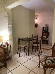uma sala de jantar com mesa e cadeiras em Habitación privada en apto cat friendly em Montevidéu