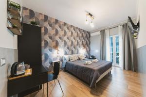 um quarto com uma cama e uma parede em Apulia Rooms Bari em Bari
