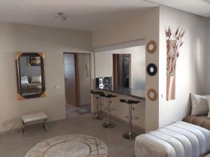 Televisyen dan/atau pusat hiburan di Magnifique appartement a bouznika +26 gambar