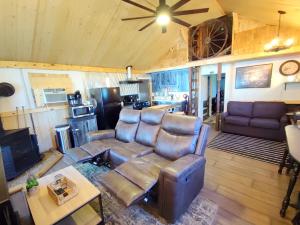 una sala de estar con un sofá y una mesa en Wolf's Cabin-Walk to Downtown Noblesville, en Noblesville