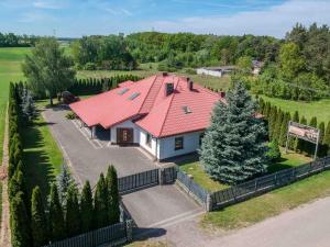 een luchtzicht op een huis met een rood dak bij Dom Wypoczynkowy Zalesie in Przanowice