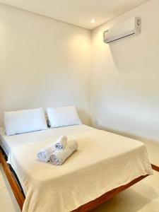 a room with a bed with a towel on it at Manay Preá, apartamento 2 quartos na melhor localização do Preá in Cruz +17 photos