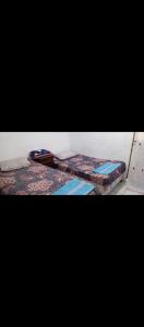 two beds in a room with two at Mini casa a dos cuadras de la playa, en medio del comercio local in La Libertad