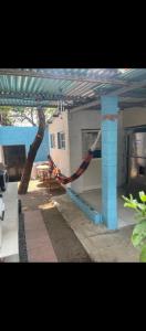 a hammock tied to a pole on a patio at Mini casa a dos cuadras de la playa, en medio del comercio local in La Libertad
