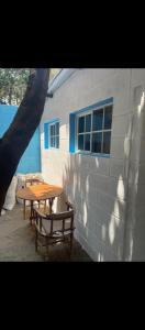two picnic tables sitting next to a building at Mini casa a dos cuadras de la playa, en medio del comercio local in La Libertad