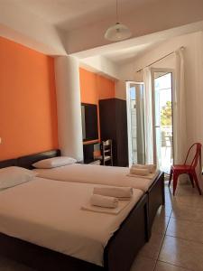 Una cama o camas en una habitación de Galini Studios & apartments Laganas