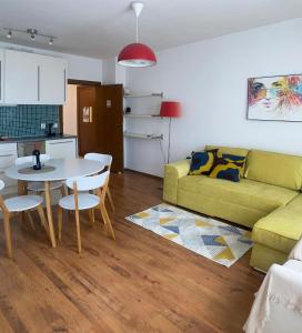 un salon avec un canapé vert et une table dans l'établissement Neon Gondola apartment, à Bansko