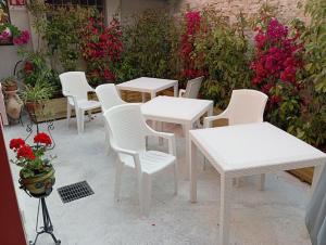 un grupo de mesas, sillas y flores blancas en Palazzo Nicole en Adria