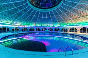 a large pool in a building with a ceiling at Blue Tree Daj Resort & Marina in Ribeirão Claro