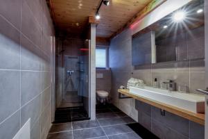 オーバーアマガウにあるAppartment Mariaの洗面台とトイレ付きのバスルーム +9枚の写真