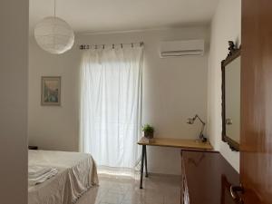 um quarto com uma cama e uma cortina branca em Peschici a due passi em Peschici