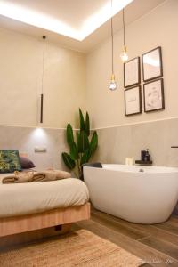 拿坡里的住宿－Falco Suite Apartment，一间带浴缸和床的卧室