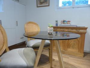 a table with two chairs and a wooden desk at Sweet Home in Murten