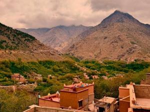 widok na pasmo górskie z domami i górami w obiekcie Atlas Views w mieście Imlil