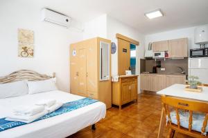 a small room with a bed and a kitchen at Loft con encanto in L'Ametlla de Mar
