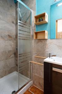 a bathroom with a shower and a sink at Loft con encanto in L'Ametlla de Mar