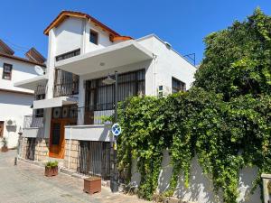 un edificio bianco con alberi di fronte di Konukzade OldTown Apart a Antalya (Adalia)