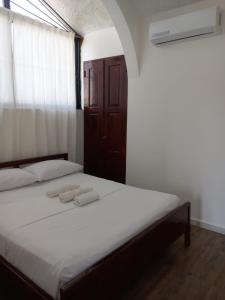 a bedroom with two white towels on a bed at Coral Village Toby in Santa Bárbara de Samaná