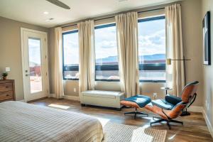 Kanab Villa Oasis New luxury home in upscale neighborhood with rooftop deckにあるシーティングエリア