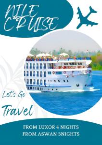 een cruiseschip op het water met mensen erop bij Super Nile Cruise LUXOR & ASWAN in Luxor