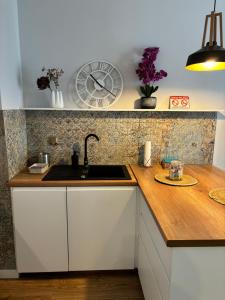 Kuchyňa alebo kuchynka v ubytovaní GARBARY Old Town LUX Apartment 106, self check-in 24h, free parking