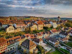 eine Luftansicht einer Stadt mit Gebäuden in der Unterkunft Sweet Home in Murten