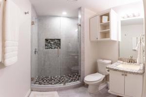 La salle de bains est pourvue d'une douche, de toilettes et d'un lavabo. dans l'établissement Luxurious & Comfy near SpaceX Starbase with Desks, à Brownsville
