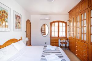 ラメトリャ・デ・マールにあるDúplex con encantoのベッドルーム1室(ベッド1台、テーブル、椅子付)