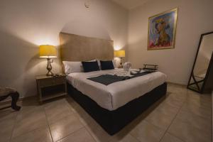 sypialnia z dużym łóżkiem i 2 lampami w obiekcie Artea Hotel Boutique w mieście Guadalajara