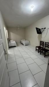 een kamer met 2 bedden bij Quintal do forte in Praia Grande