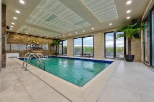 ズラティボールにあるADONIS Zlatiborの建物内の大きなプール