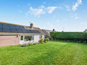 a house with solar panels on the roof at 3 bed in Broadstairs 65600 in Broadstairs