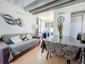 - un salon avec un canapé et une table dans l'établissement Chez Christelle et Norbert, à Gallargues-le-Montueux