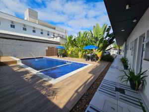 ウバトゥバにあるChalés do Bona Loft 18の建物の前のプール