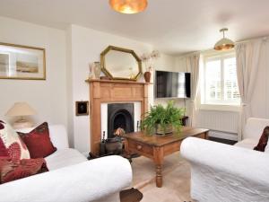 韋茅斯的住宿－3 Bed in Weymouth 88169，客厅配有2张白色沙发和壁炉