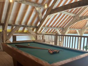 una mesa de billar verde en una habitación con techo en 1 Bed in Bickleigh 53296 en Cadeleigh