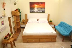 - une chambre avec un lit et une chaise bleue dans l'établissement Thassion-ikea Jacuzzi private villa, à Astris