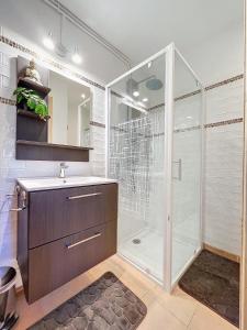 La salle de bains est pourvue d'une douche et d'un lavabo. dans l'établissement Chez Christelle et Norbert, à Gallargues-le-Montueux