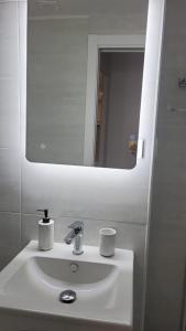 アリカンテにあるCozy Flatのバスルーム(白い洗面台、鏡付)