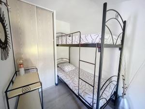 Cette chambre comprend deux lits superposés et un bureau. dans l'établissement Chez Christelle et Norbert, à Gallargues-le-Montueux