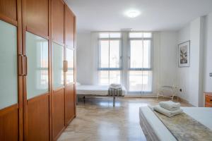 um quarto com uma cama e uma grande janela em Apartamento Pepi em L'Ametlla de Mar