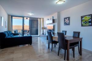 uma sala de estar com uma mesa e uma sala de jantar em Apartamento Pepi em L'Ametlla de Mar