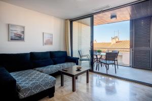 uma sala de estar com um sofá e uma mesa em Apartamento Pepi em L'Ametlla de Mar