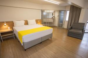 Postel nebo postele na pokoji v ubytování San Marino Suite Hotel
