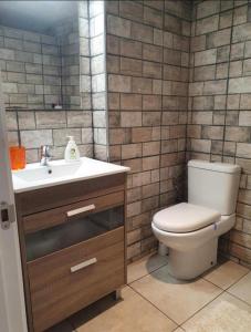 La salle de bains est pourvue de toilettes et d'un lavabo. dans l'établissement Puig comfort, à Calella
