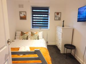 A bed or beds in a room at LUTON AIRPORT PROFESSIONALS CONTRACTORS Beds Uni students Welcome