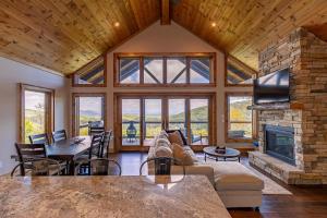 Una sala de estar con un sofá y una chimenea. en Blue Heaven, en Blowing Rock